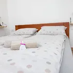 Charm Apartment-steps From Cathedral- Self Check In Apartman *