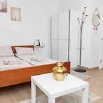 Charm Apartment-steps From Cathedral- Self Check In Apartman Sarajevo
